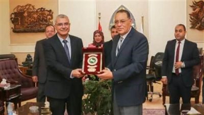 محافظ الشرقية يزور جامعة الزقازيق لتهنئة رئيس الجامعة الجديد
