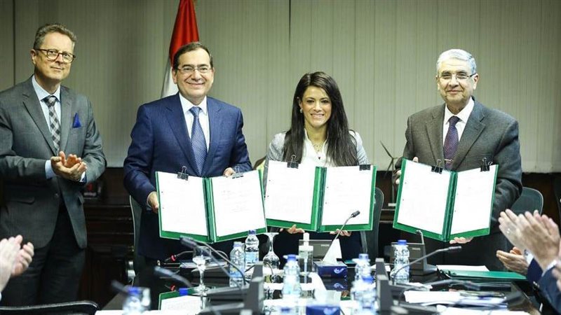 جانب من التوقيع