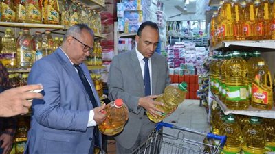 نائب محافظ المنيا يتفقد عددا من المجمعات الغذائية ويوجه بتحرير محاضر للمخالفين