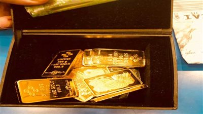 الذهب يرتفع أكثر من 2% بفعل تراجع الدولار والفضة ترفع 3.3% عالميًا