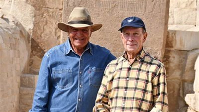 زاهي حواس يلتقي 