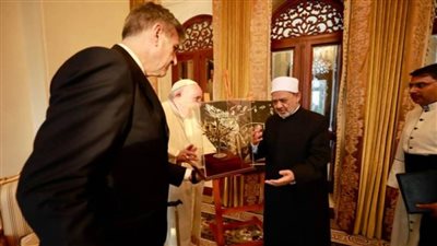 الإمام الأكبر والبابا فرنسيس يتبادلان الهدايا بملتقى البحرين للحوار بين الشرق والغرب