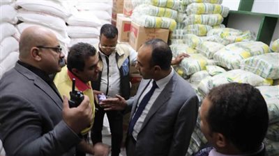 نائب محافظ المنيا يقود حملة تموينية بسمالوط ويضبط عددًا من المخازن المحتكرة للسلع