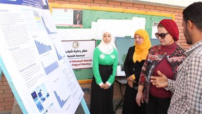 نائب رئيس الجامعة في زيارة لمعرض مشاريع التخرج والمشروعات البحثية حول التغيرات المناخية 