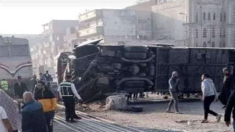 تصادم قطار مع أتوبيس