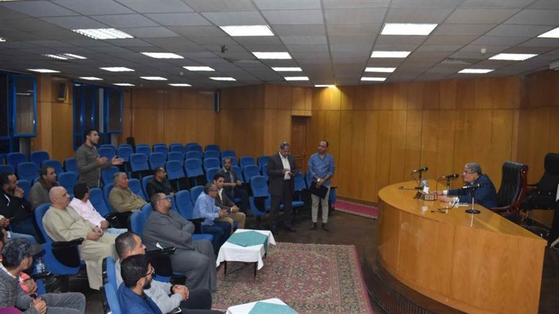 محافظ المنيا وتجار