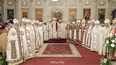 بيد البابا تواضروس..رسامة ١٨ من كهنة الإسكندرية قمامصة