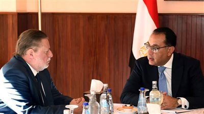رئيس الوزراء يبحث مع محافظ البنك المركزي عددا من الملفات المهمة