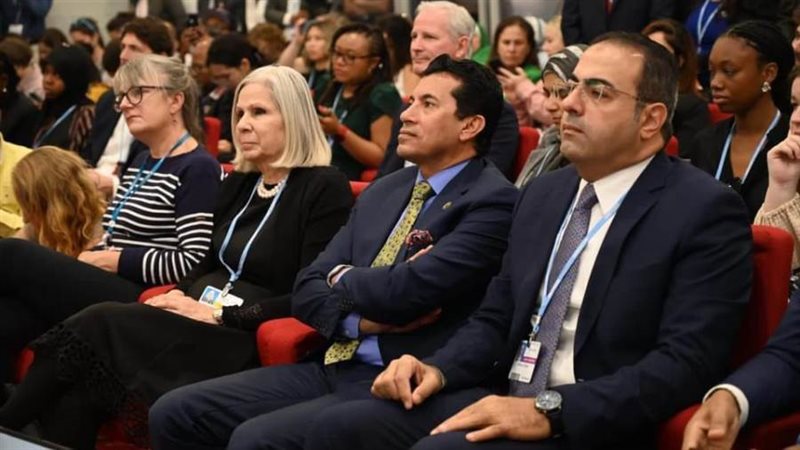 محمود حسين مع وزير