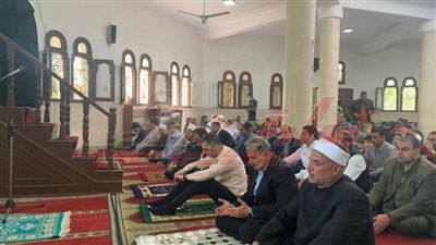 محافظ كفر الشيخ ونائبه يؤديان صلاة الجمعة وافتتاح مسجد بسيدي سالم