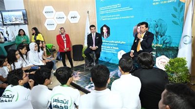 وزير الشباب يشهد نموذج محاكاة لمجموعة من الأطفال بجناح الإيسيسكو بالمنطقة الخضراء
