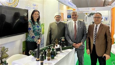 مديرة هيئة الفولبرايت تتفقد جناح جامعة الأزهر بقمة المناخ بشرم الشيخ 