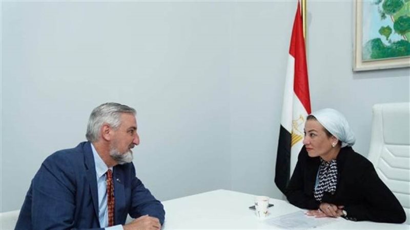 وزيرة البيئة تبحث