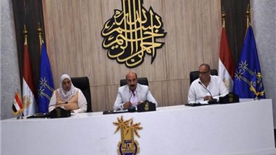 محافظ أسوان يؤكد أهمية مواصلة العمل بمشاركة مجتمعية لجذب المزيد من الاستثمارات