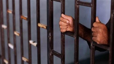 المشدد 15 عامًا لعامل كون تشكيلًا عصابيًا للاتجار في 