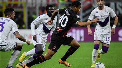 ميلان يفوز على فيورنتينا 2ـ1 ويستمر في مطاردة نابولي على صدارة الدوري الإيطالي