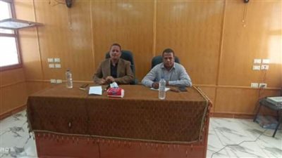 الوادي الجديد.. رئيس الوحدة المحلية لمركز باريس يترأس الاجتماع الشهري بحضور رؤساء القرى 