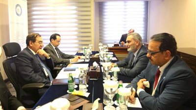 وزير البترول يبحث مع رئيس 