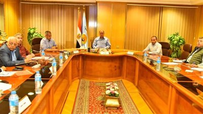 محافظ أسيوط يناقش استعدادات جميع القطاعات التنفيذية لاستقبال موسم الشتاء 
