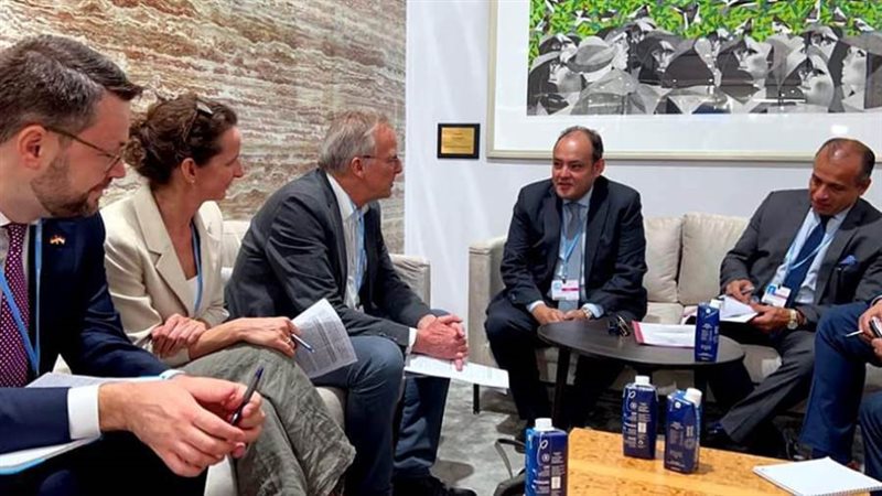 وزير الصناعة خلال