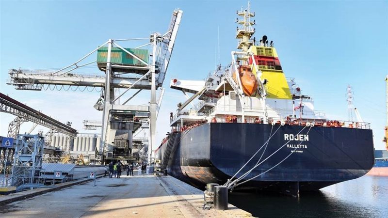 12 سفينة تغادر الموانئ