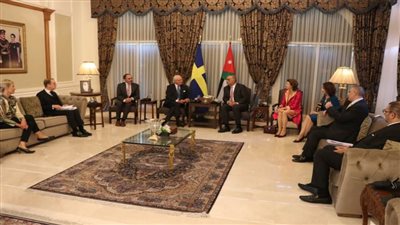 رئيس الوزراء الأردني يلتقي ملك السويد