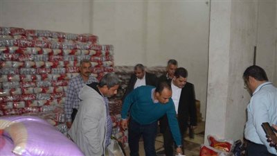 نائب محافظ المنيا يضبط 10 أطنان من الأرز بمركز أبو قرقاص خلال جولة مفاجئة 