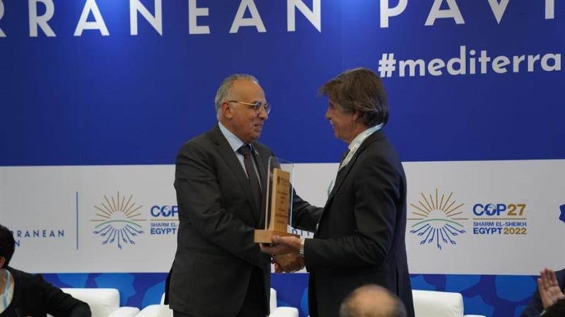 وزير الري يتسلم جائزة