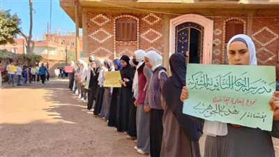 بلافتات حزن.. طلاب مدرسة بالقليوبية ينظمون ممرًا شرفيًا بالزي المدرسي في جنازة معلمتهم