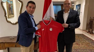 محمد بركات يهدي سفير مصر بالمغرب درع اتحاد الكرة وقميص المنتخب