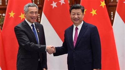 رئيس الصين ورئيس وزراء سنغافورة يؤكدان مجددا على أهمية العلاقات الوثيقة لبلديهما