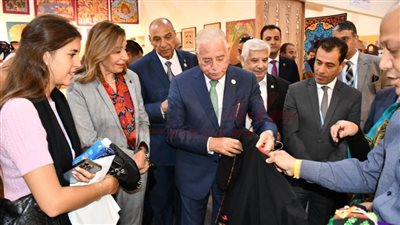 وزيرة الثقافة ومحافظ جنوب سيناء يزوران جناح الوزارة بقمة المناخ بشرم الشيخ 