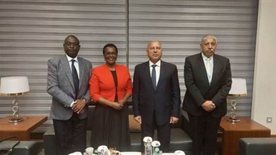 وزير النقل يبحث مع الأمين العام لوزارة الشئون البحرية والشحن الكينية سبل تعزيز التعاون المشترك