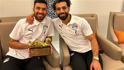 محمد صلاح يهدي تريزيجيه جائزة أفضل لاعب في مباراة مصر وبلجيكا
