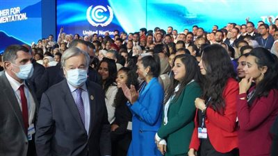 الأمين العام للأمم المتحدة يلتقط صورة تذكارية مع الشباب المتطوع المُنظم للمؤتمر