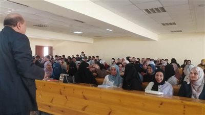 ندوة للتوعية بخطورة التدخين بالمعهد الفنى التجاري 