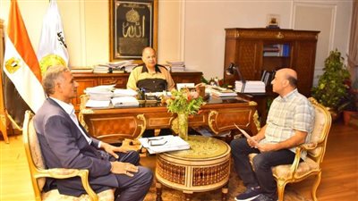 محافظ أسيوط يلتقي مسؤولي البيئة والزراعة 