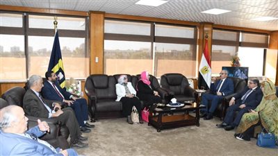 رئيس جامعة قناة السويس يستقبل فريق زيارة المراجعة الخارجية لكلية التربية