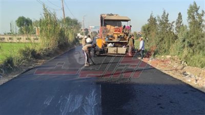 وضع الطبقة الأسفلتية بطريق 