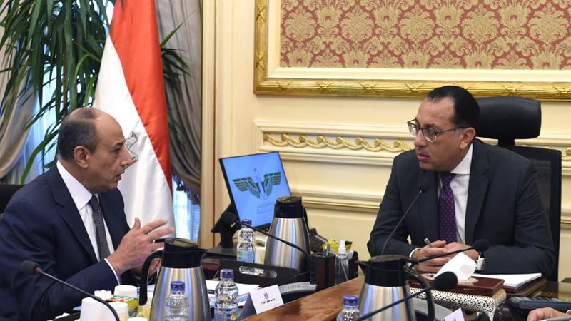 رئيس الوزراء يستعرض