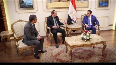 وزير الصحة يستقبل نظيره الكوبي بمطار القاهرة الدولي