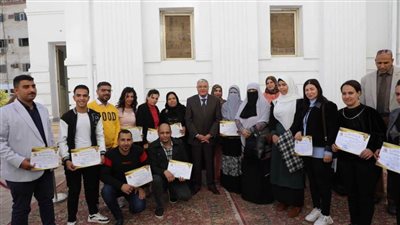 محافظ المنيا يسٌلم 14 مشروعًا للمتميزين في الدورات التدريبية ضمن مبادرة مهنتك مستقبلك بقرى 