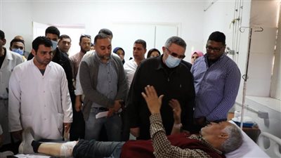 محافظ البحر الأحمر يزور مصابي حادث الزعفرانة بمستشفى رأس غارب