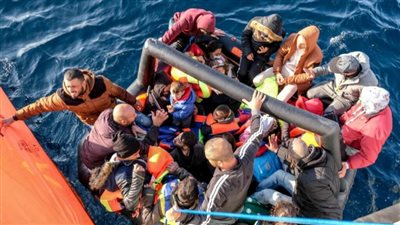 خفر السواحل اليونانية تنفذ عملية إنقاذ واسعة النطاق عقب استغاثة قارب مهاجرين