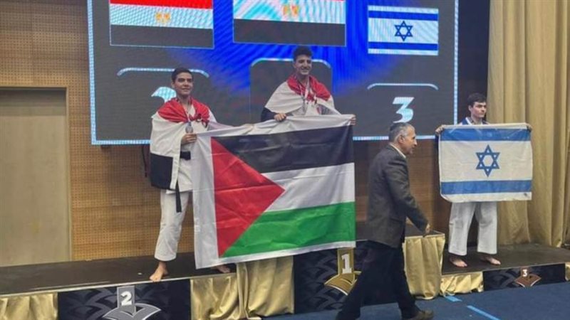 بطلا مصر يرفعان علم