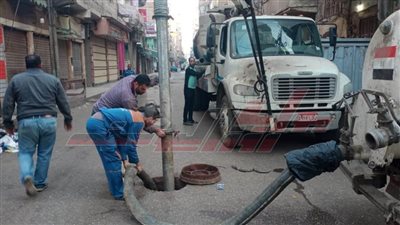 تطهير خطوط الصرف وصفايات الأمطار بعدد من مدن كفر الشيخ