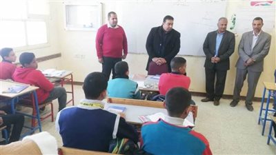 وكيل وزارة التعليم بالوادي الجديد يتفقد سير العملية التعليمية بمركز الفرافرة
