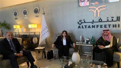 وزيرة الهجرة تفتتح معرض 