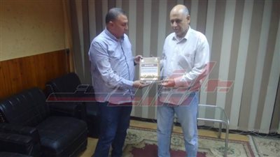 محافظ كفر الشيخ يشهد تسليم 9 عقود تقنين للمواطنين