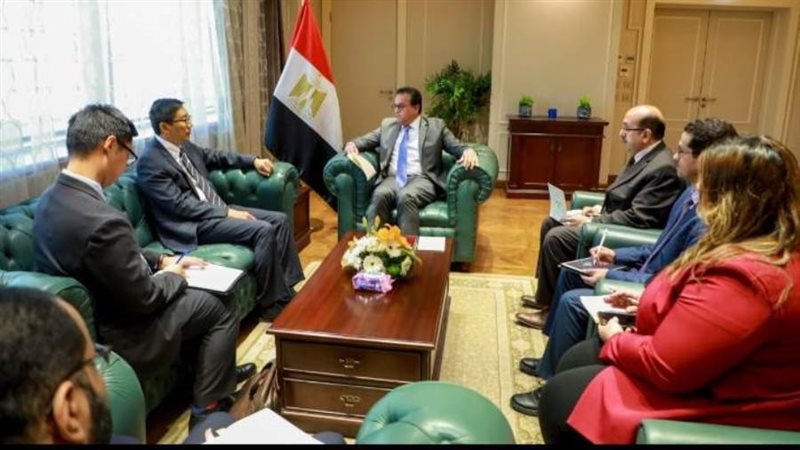 لقاء وزير الصحة وسفير